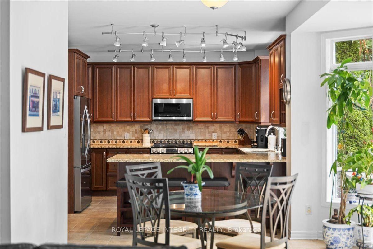 40 Bon Echo Crescent • Kanata, ON photo 12