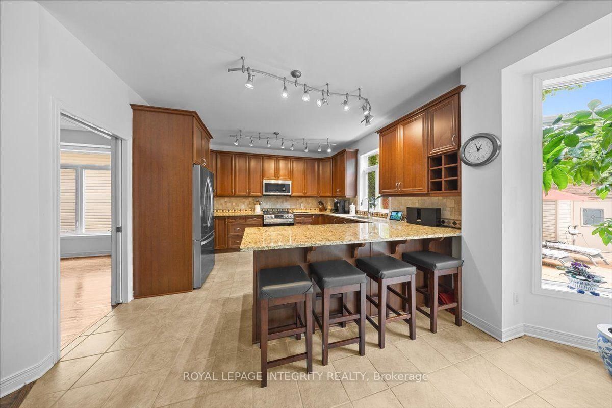 40 Bon Echo Crescent • Kanata, ON photo 14