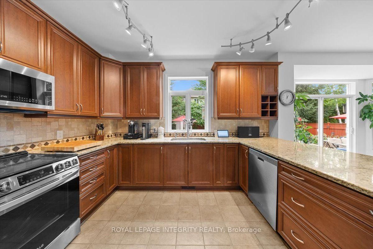 40 Bon Echo Crescent • Kanata, ON photo 15