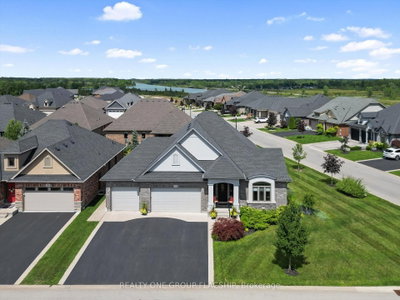 104 Berwick Trail • Welland, ON photo 2