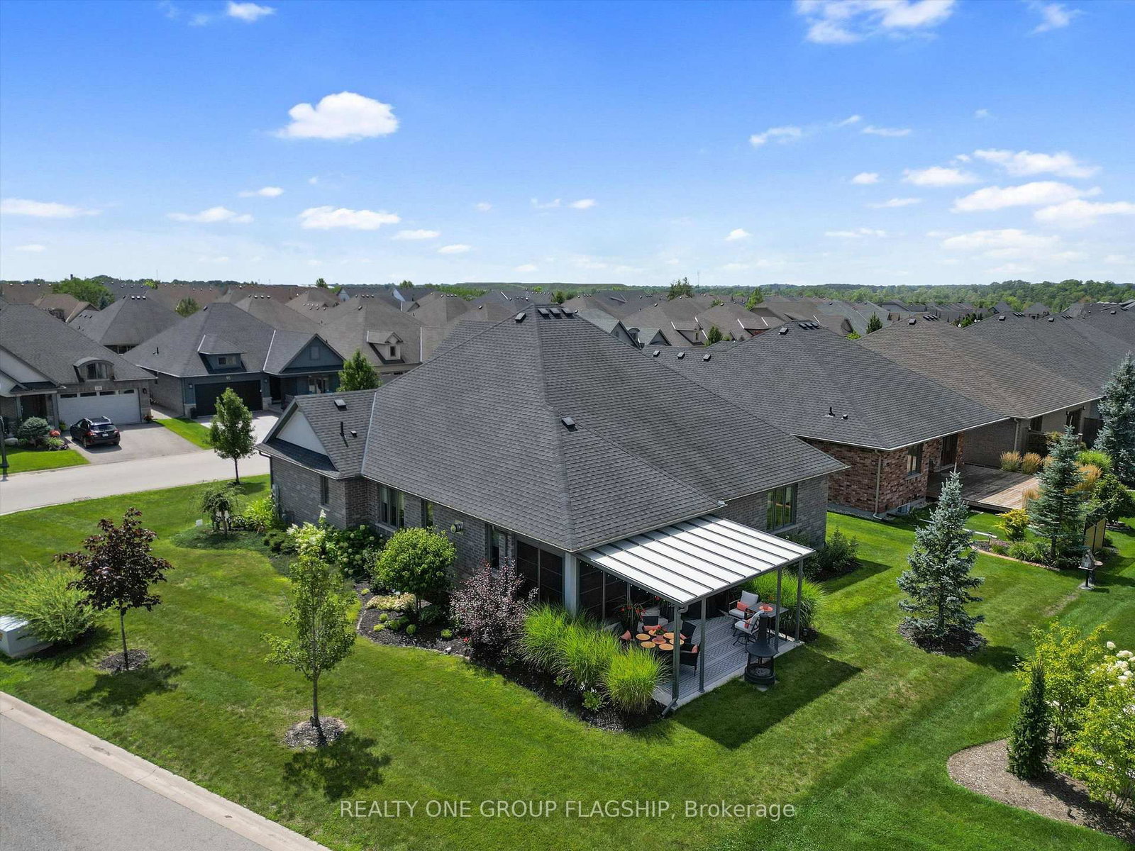 104 Berwick Trail • Welland, ON photo 3