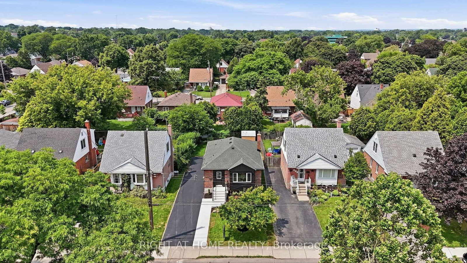 156 E 36th Street • Hamilton, ON photo 2