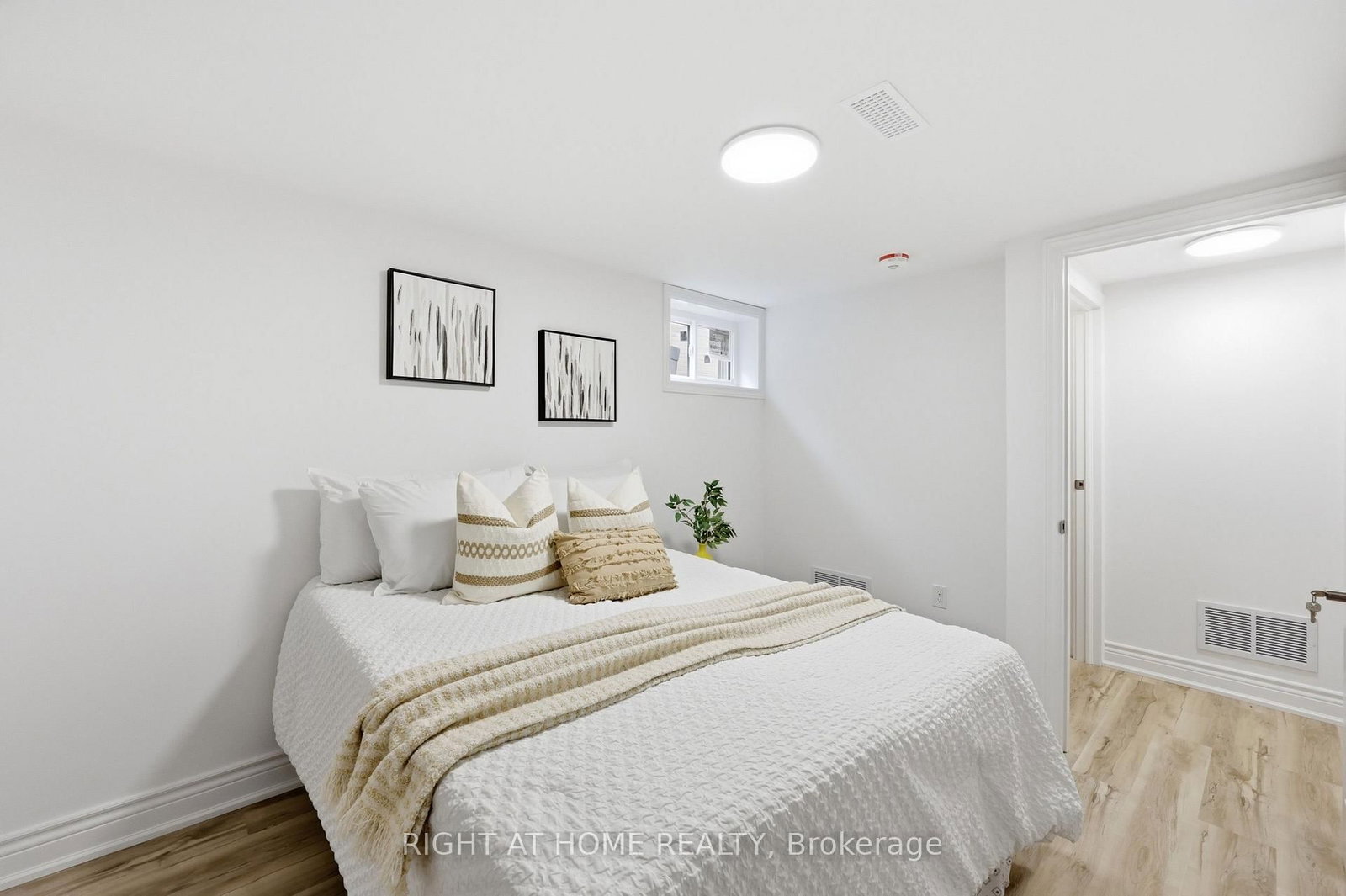 156 E 36th Street • Hamilton, ON photo 32