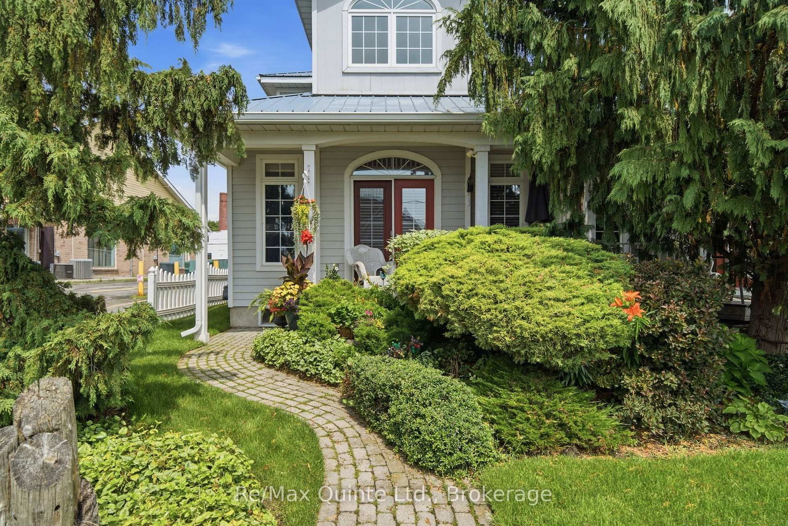 86 Pinnacle Street S • Belleville, ON photo 1