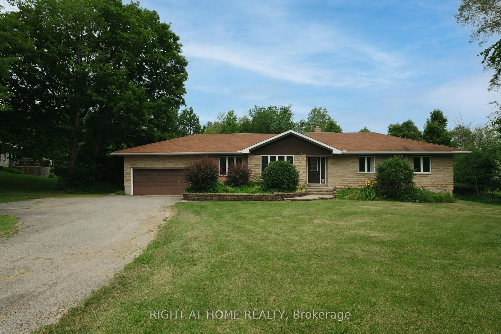 306 Lynx Hollow Drive • Pakenham, ON photo 1