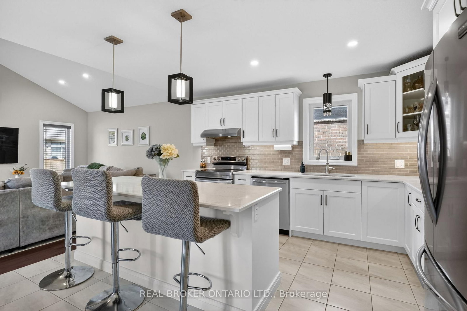48 Curren Crescent • Tillsonburg, ON photo 5