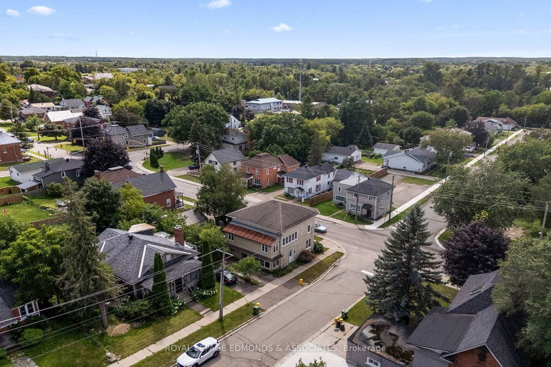 403 Mackay St photo 5
