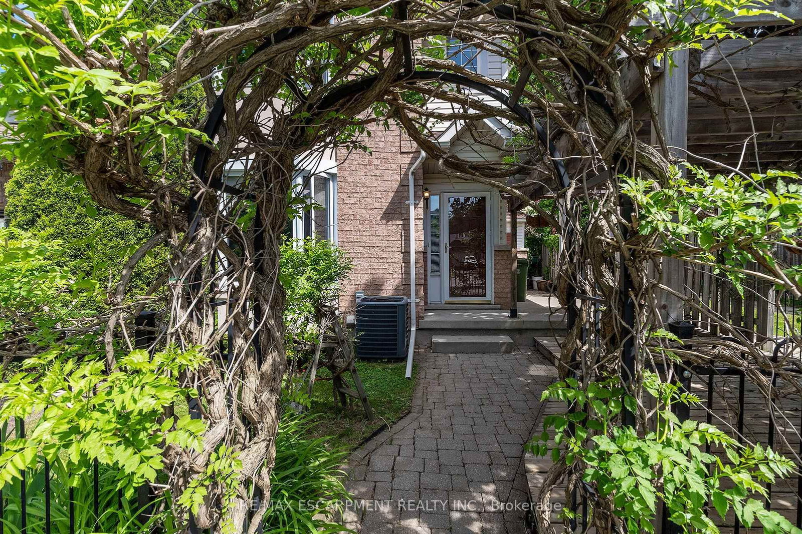 41 Valridge Drive • Hamilton, ON photo 3