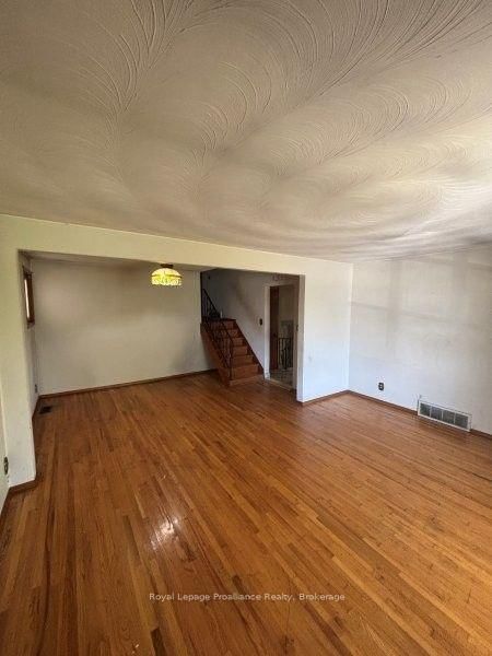 112 Sidney Street • Belleville, ON photo 9