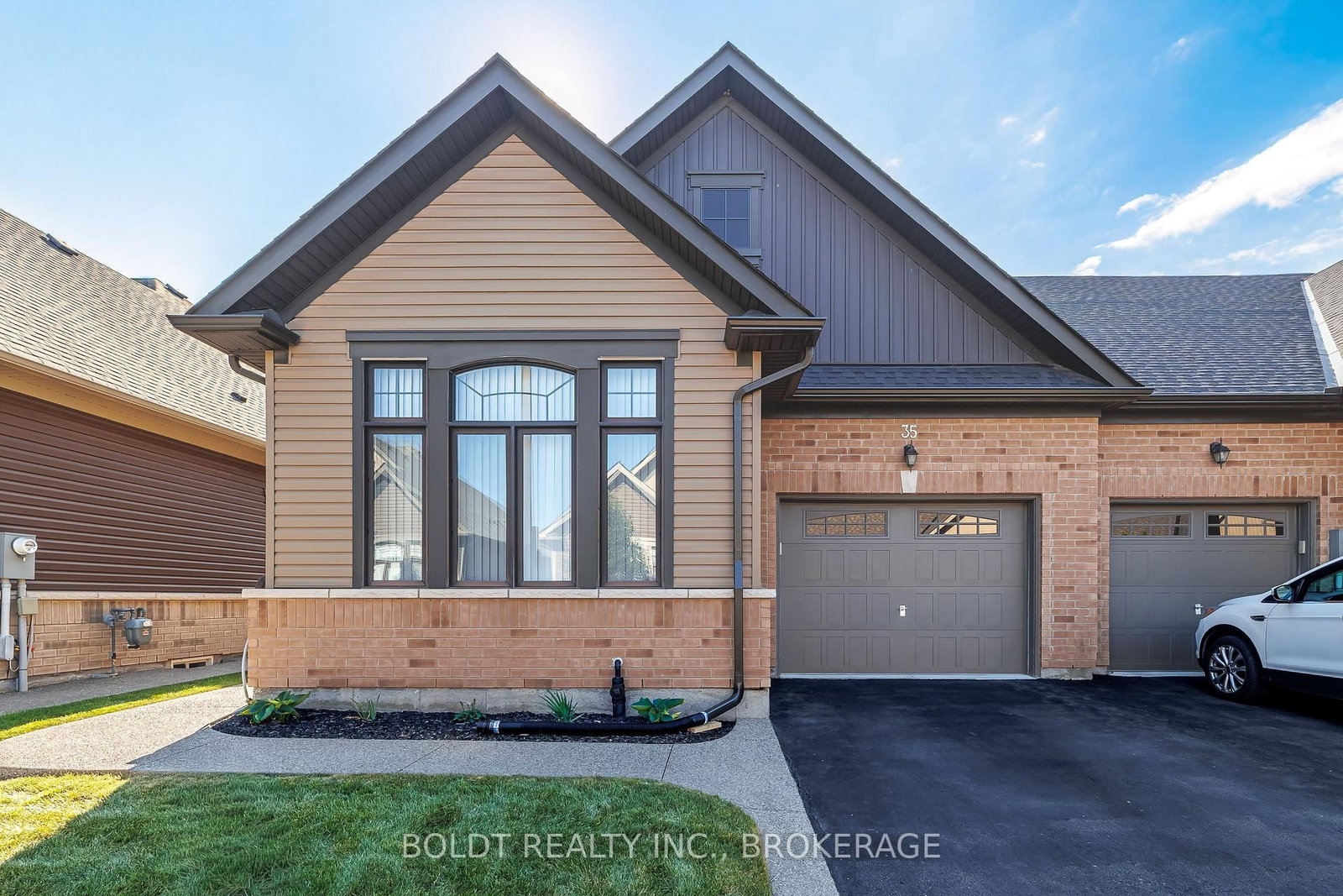 35 Cosmopolitan Common • St. Catharines, ON photo 1