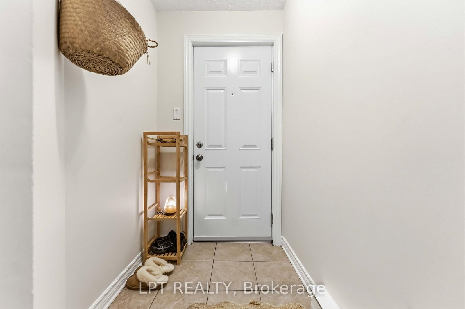 6722 Jeanne d'Arc Boulevard N • #B • Ottawa, ON photo 2