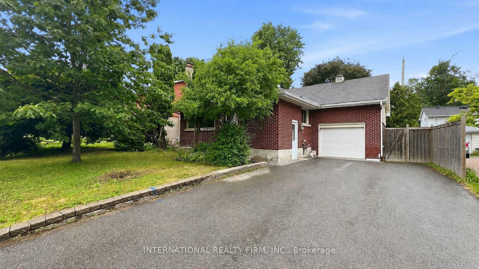1213 ERINDALE Drive • Ottawa, ON photo 1