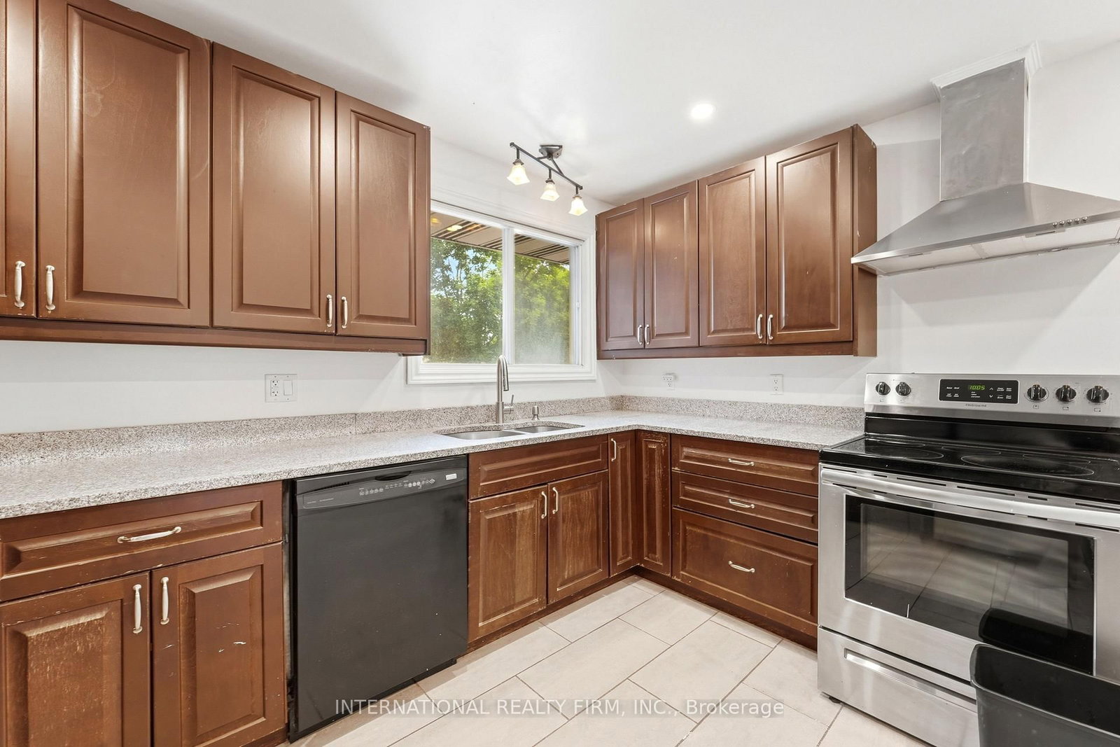 1213 ERINDALE Drive • Ottawa, ON photo 17