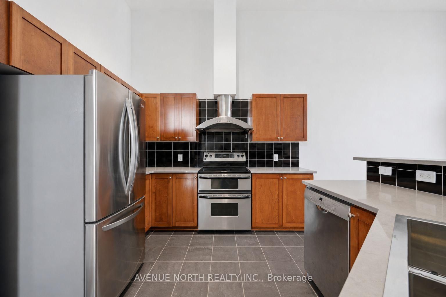 141 GLADEVIEW Private • Ottawa, ON photo 12