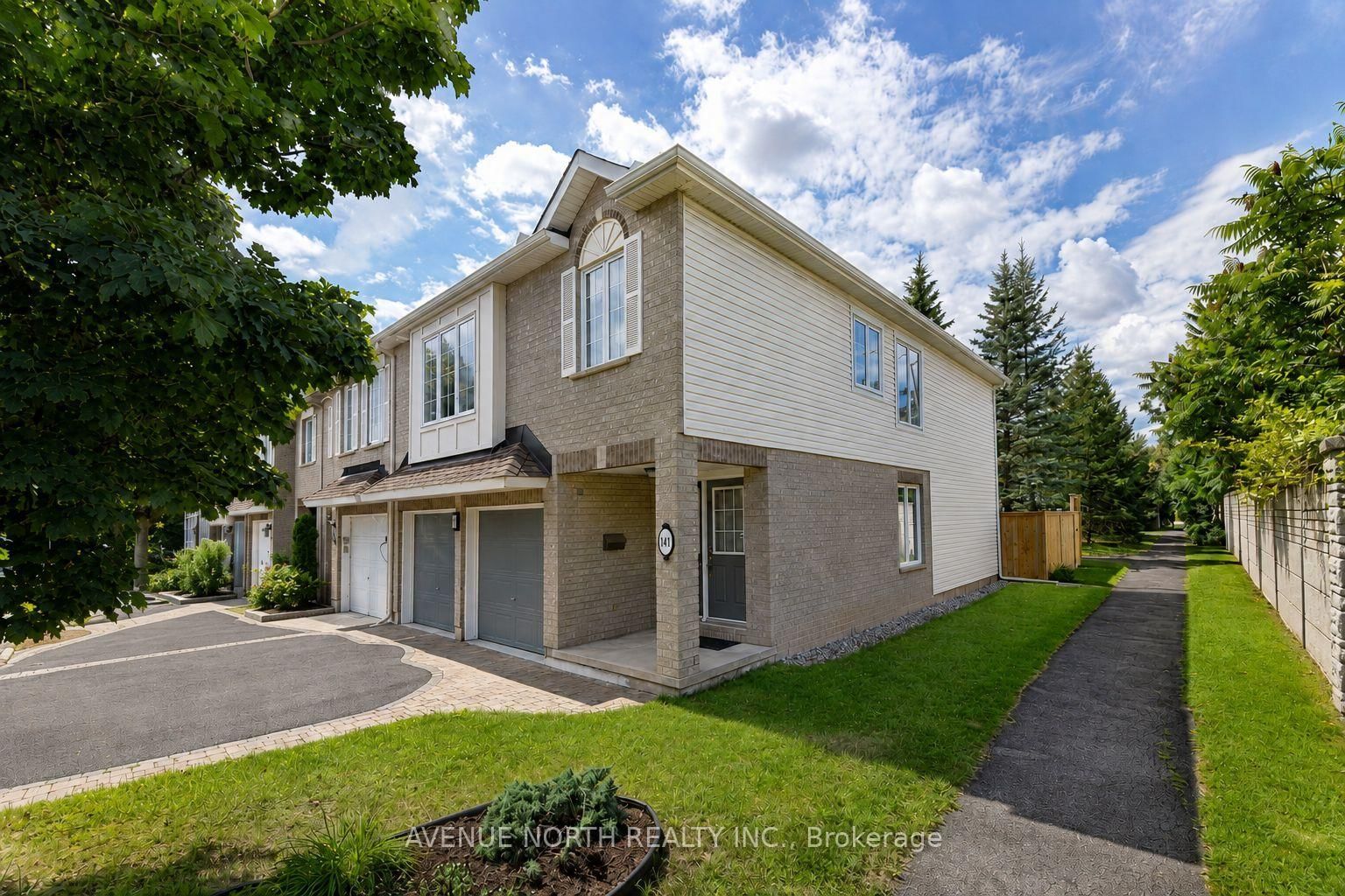 141 GLADEVIEW Private • Ottawa, ON photo 3