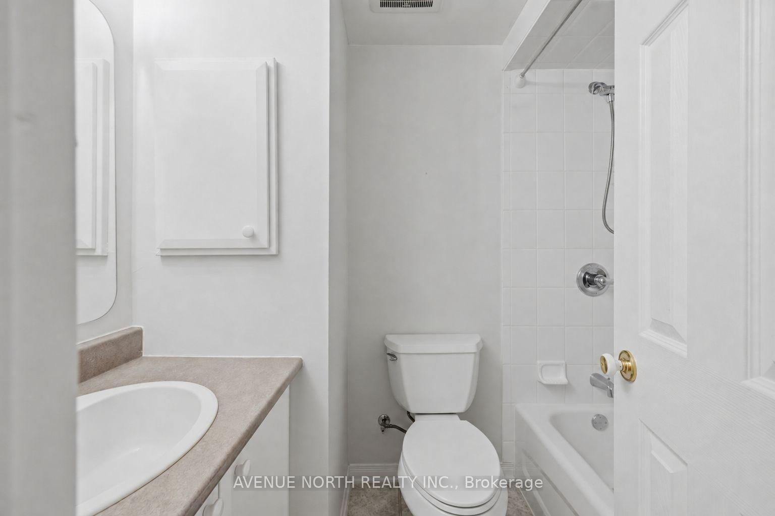 141 GLADEVIEW Private • Ottawa, ON photo 35