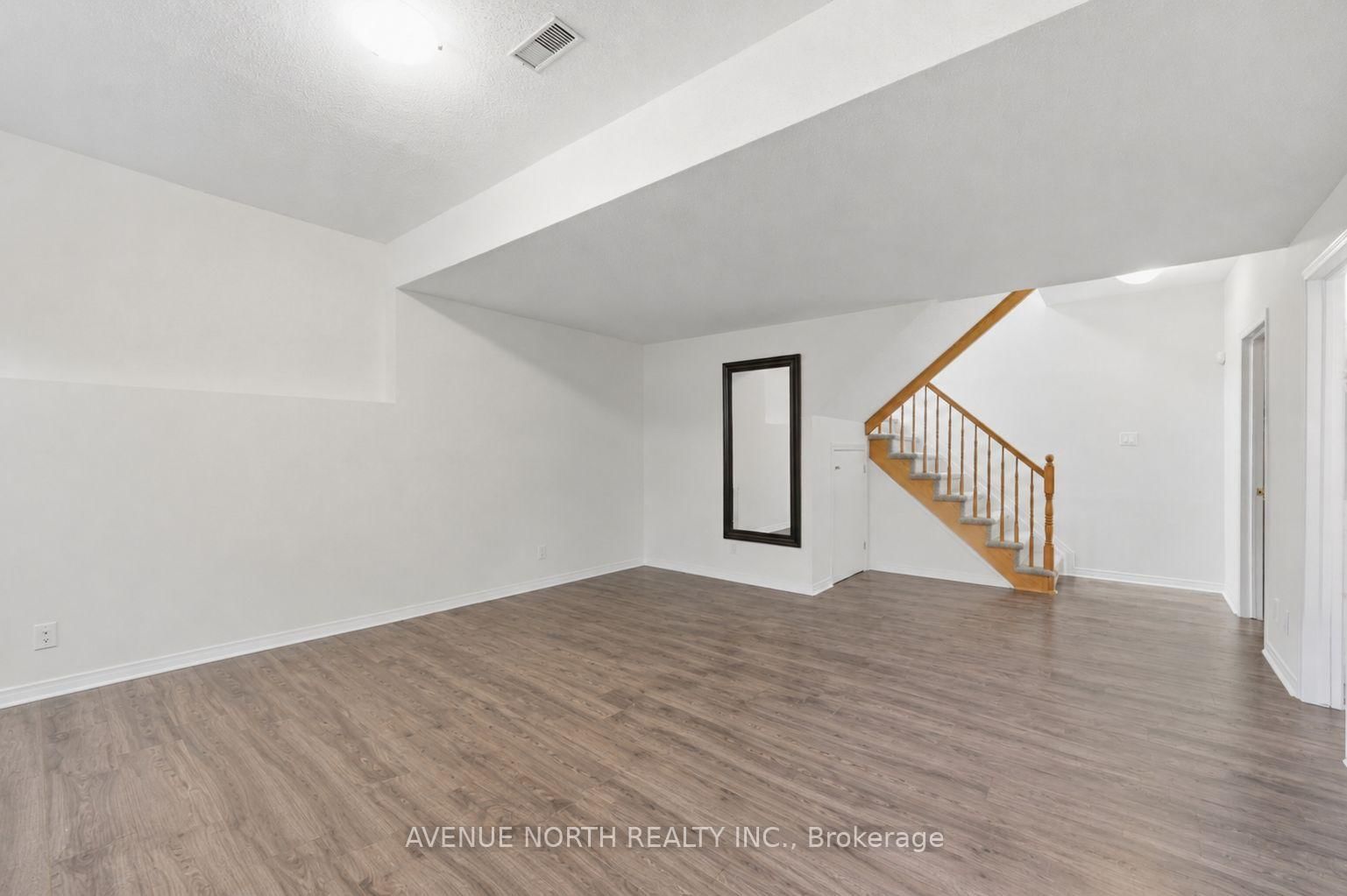 141 GLADEVIEW Private • Ottawa, ON photo 37