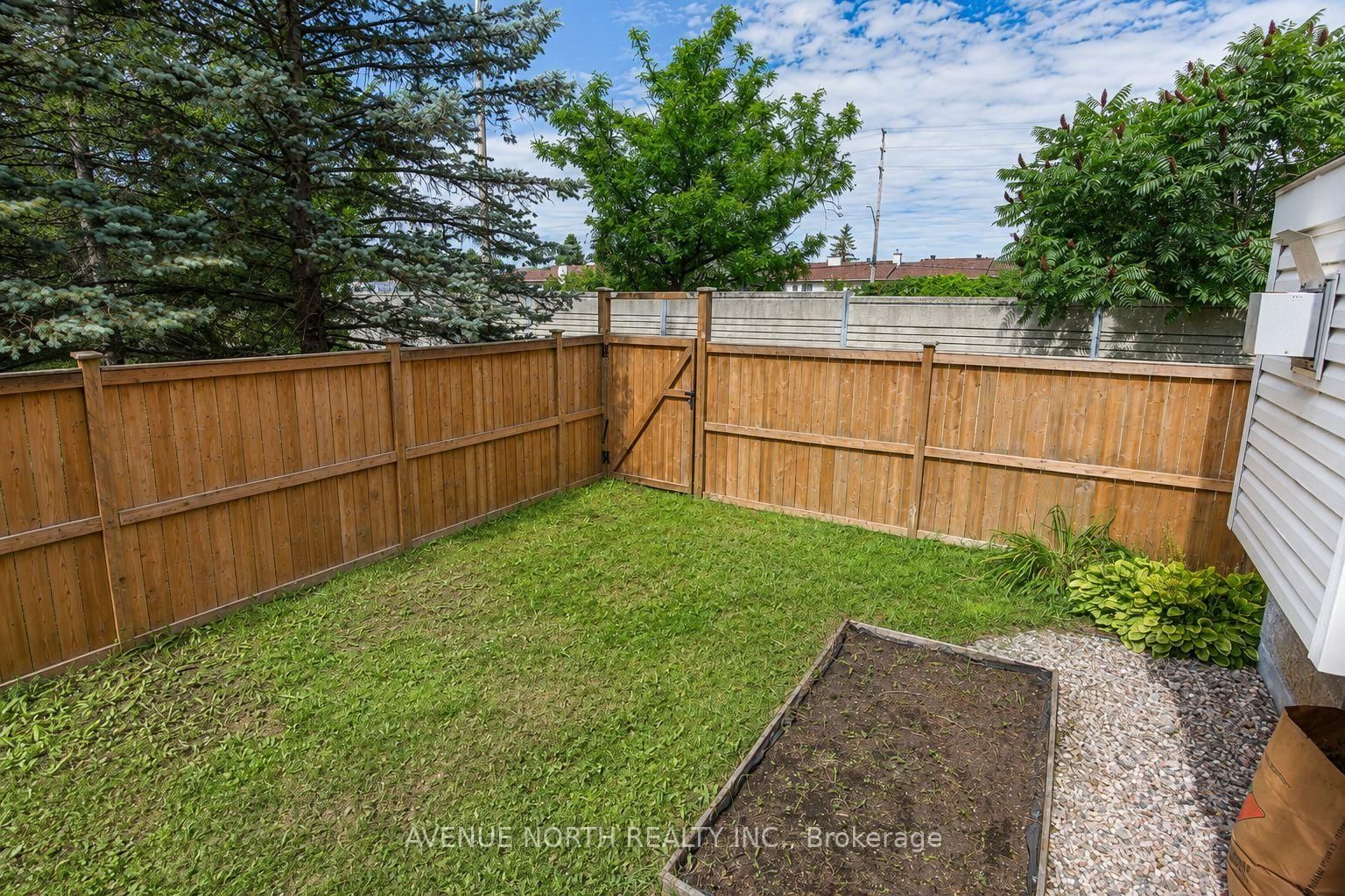141 GLADEVIEW Private • Ottawa, ON photo 39