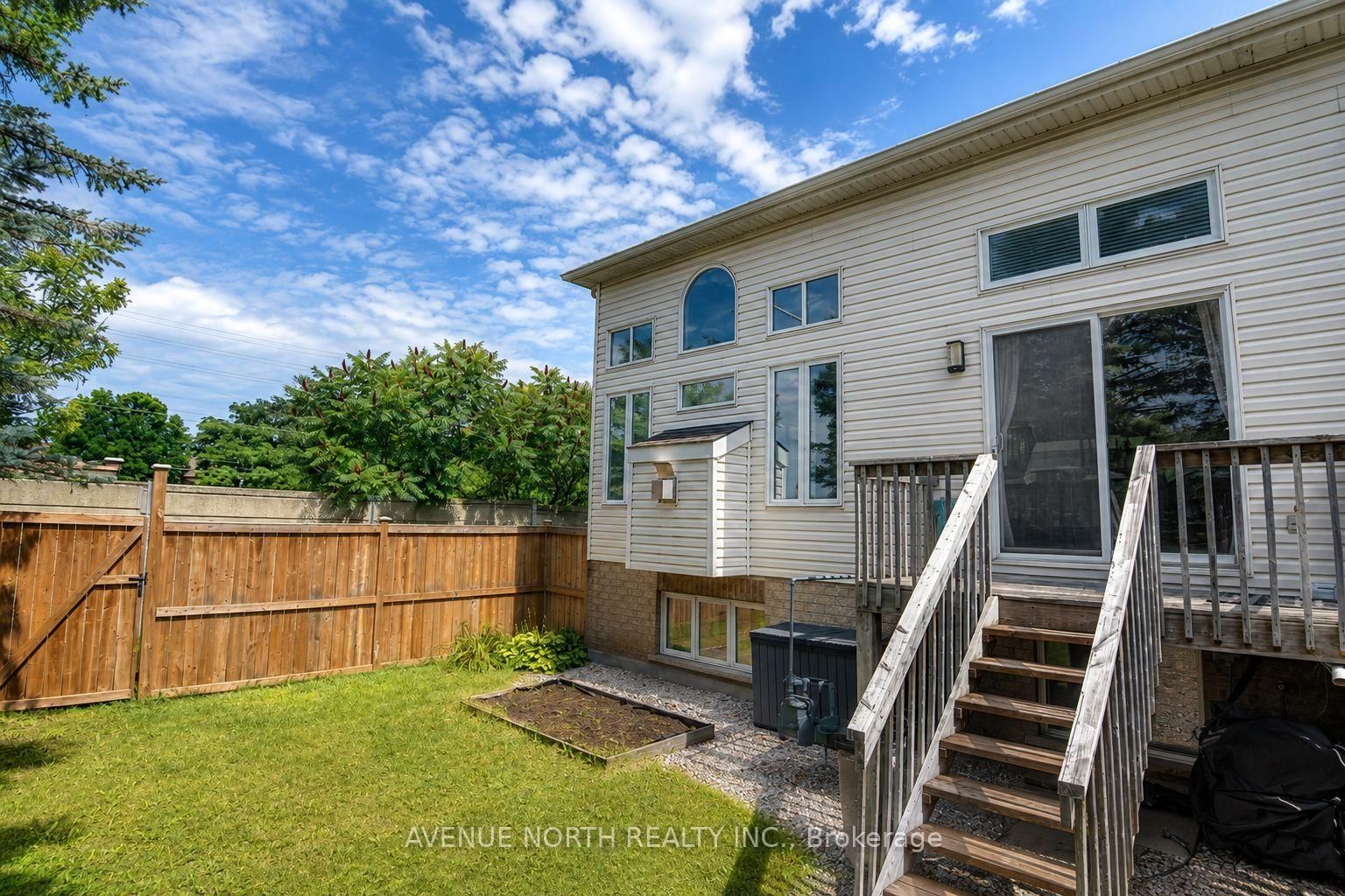 141 GLADEVIEW Private • Ottawa, ON photo 45