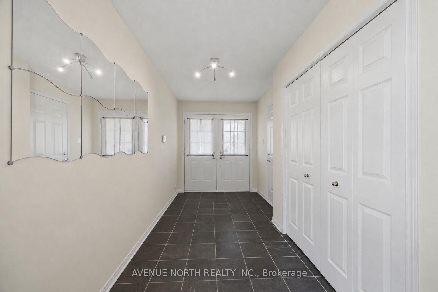 141 GLADEVIEW Private • Ottawa, ON photo 5