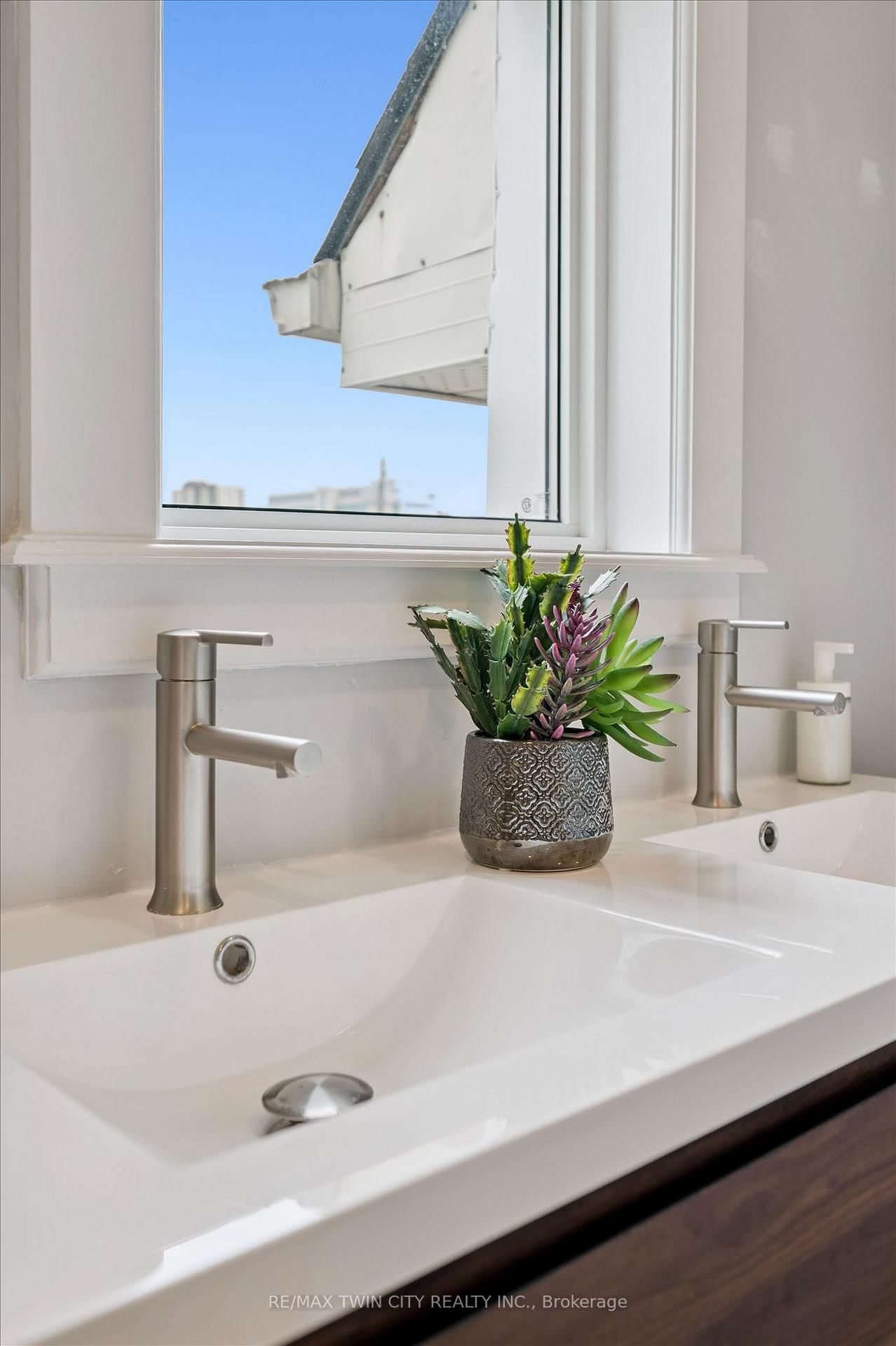 40 Madison Avenue S • Kitchener, ON photo 31