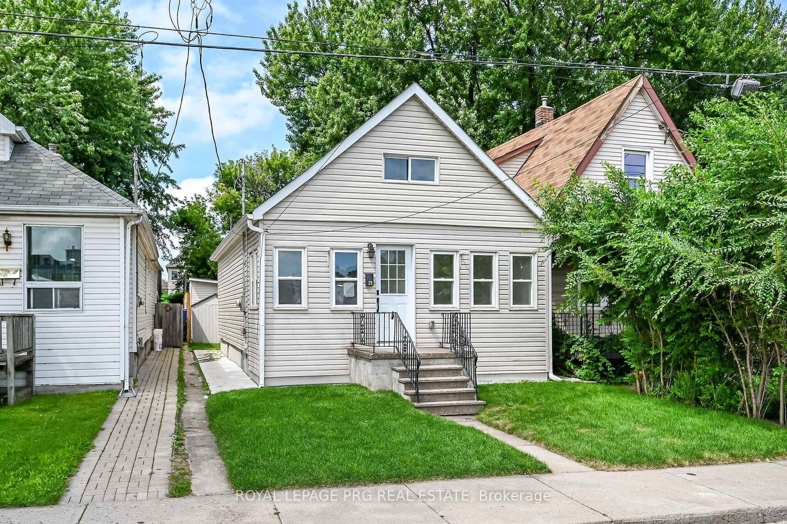 Detached House for sale at 29 Mckinstry Street, Hamilton, Ontario, L8L 6C2 - Industrial Sector - MLS: X13693690