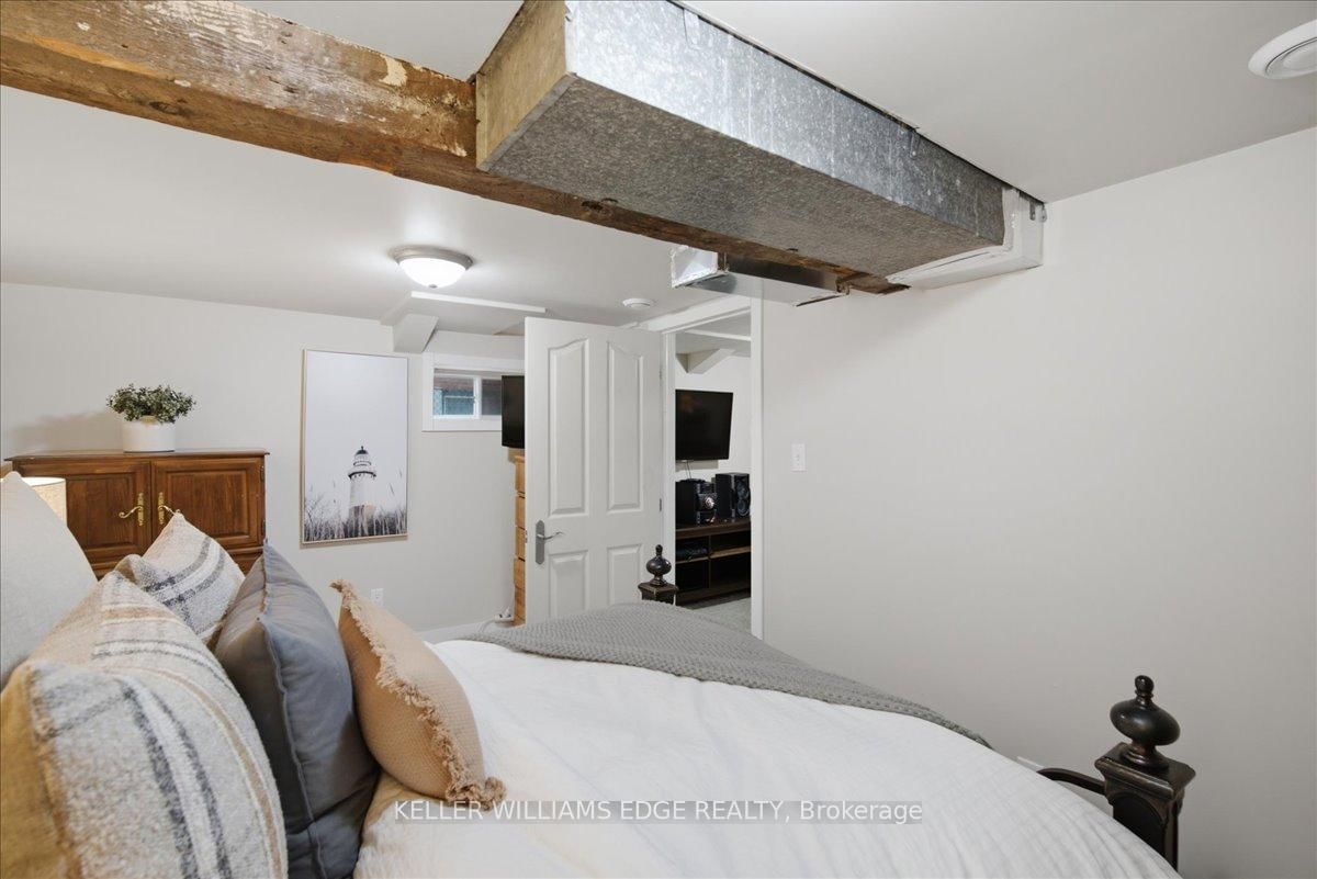 22 Delena Avenue N • Hamilton, ON photo 15