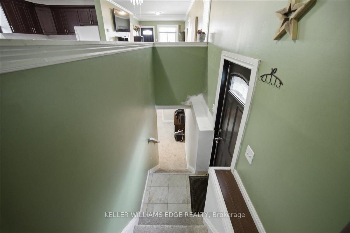 22 Delena Avenue N • Hamilton, ON photo 8