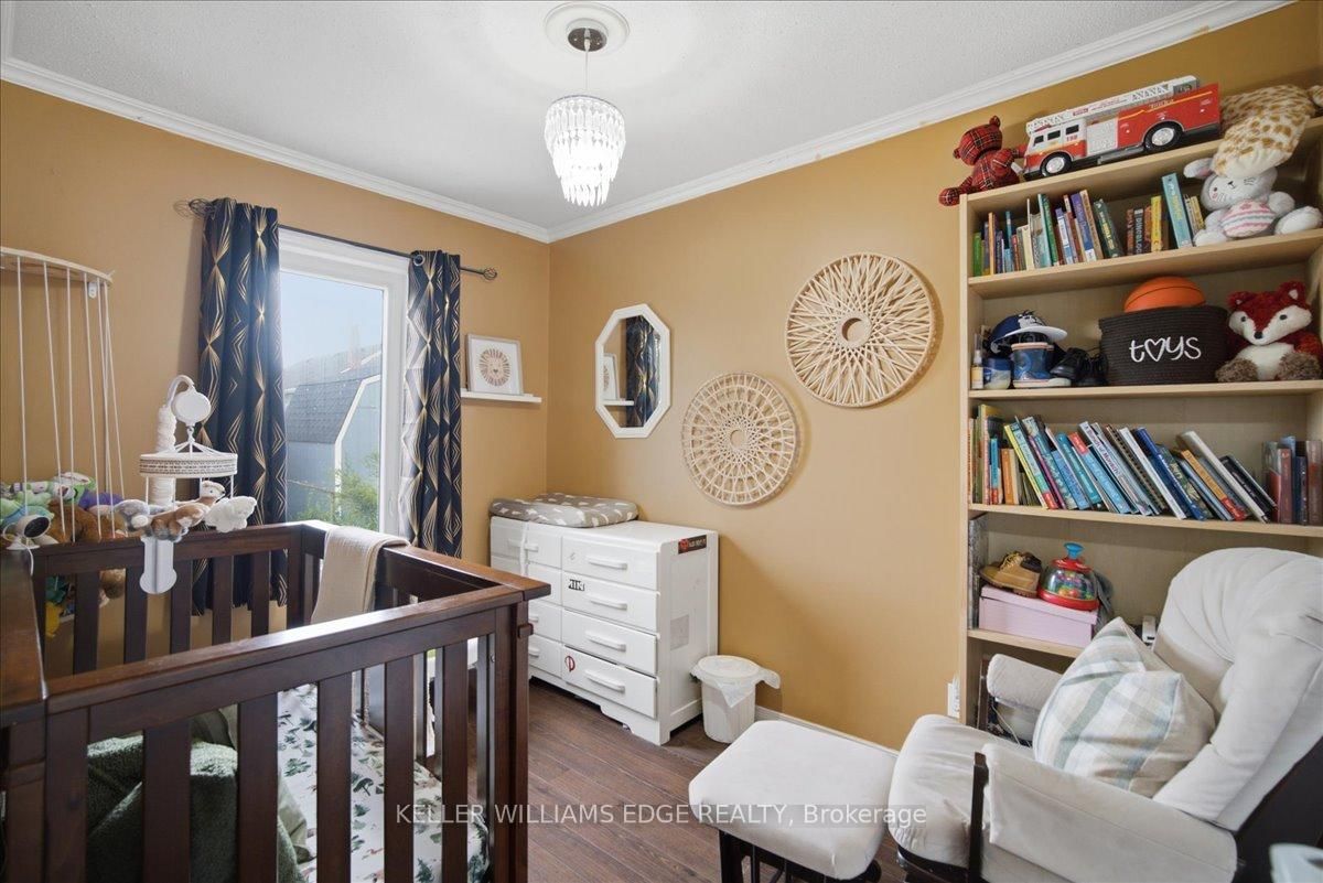 22 Delena Avenue N • Hamilton, ON photo 9