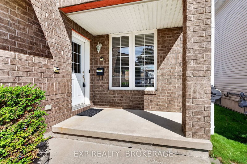 1896 BERRYWOOD Cres photo 4