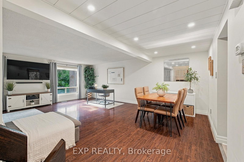 220 Salisbury Ave photo 4