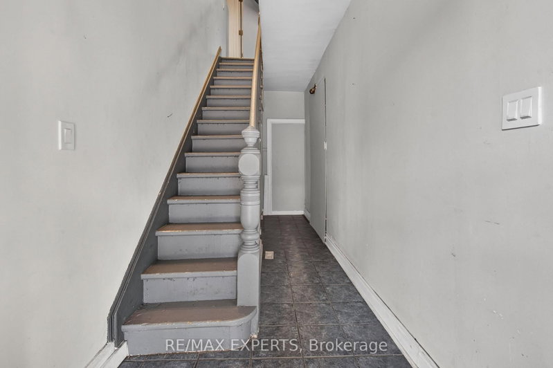 99 Leeming St photo 4