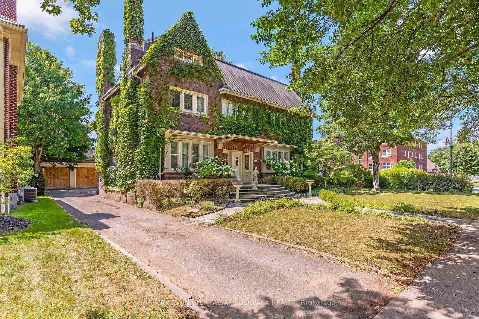 122 Dufferin Avenue • Brantford, ON photo 1
