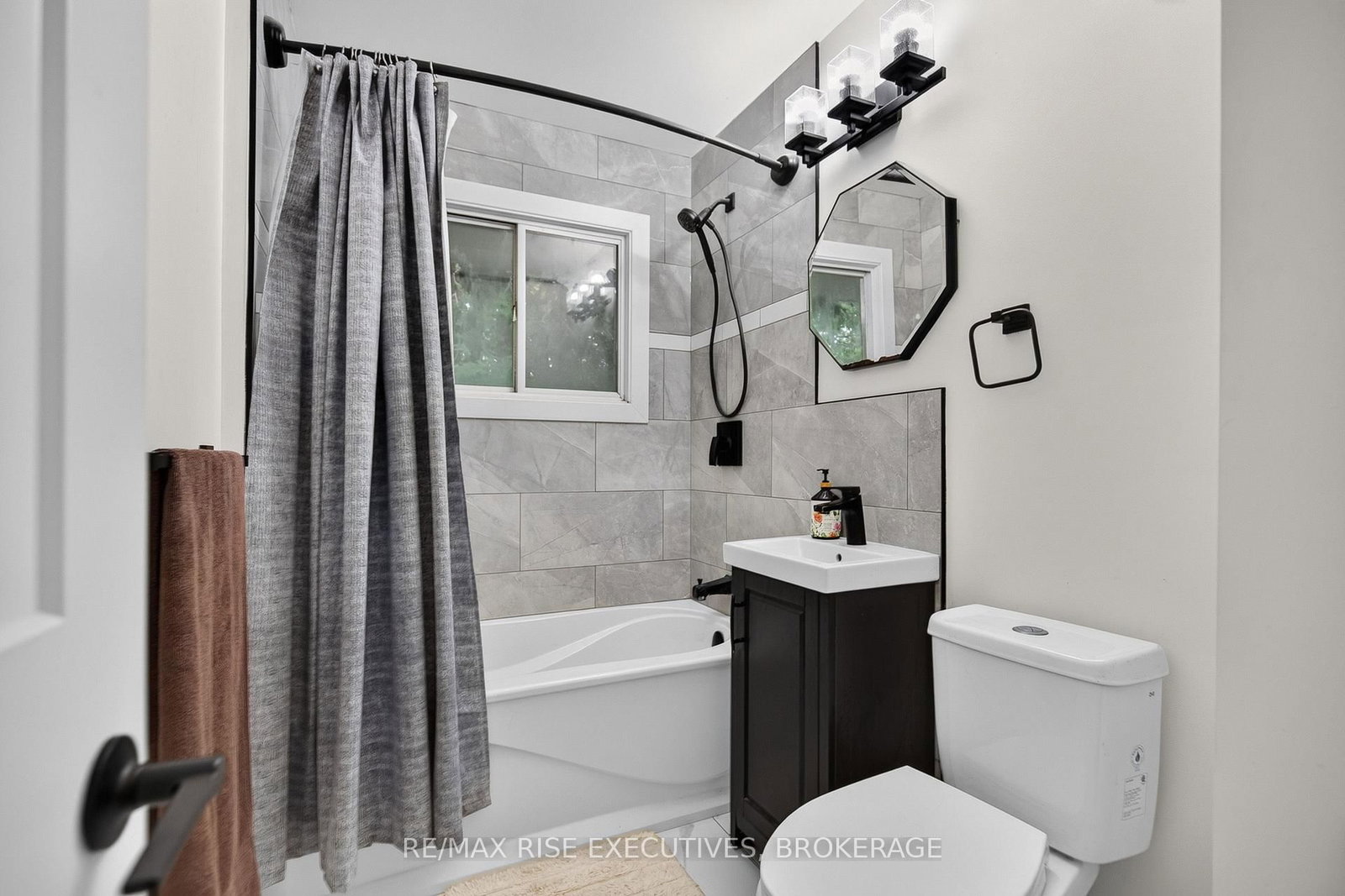 18 Dalgleish Avenue • Kingston, ON photo 13