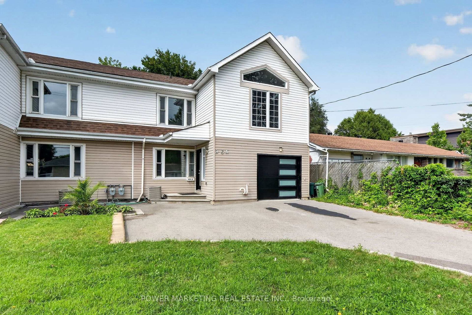 986 LAPORTE Street • Gloucester, ON photo 2