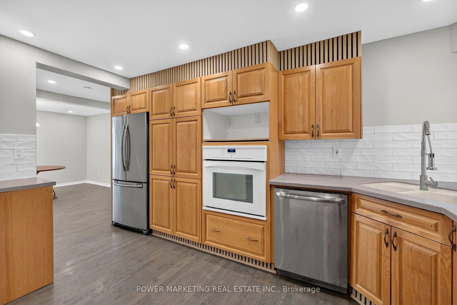 986 LAPORTE Street • Gloucester, ON photo 8
