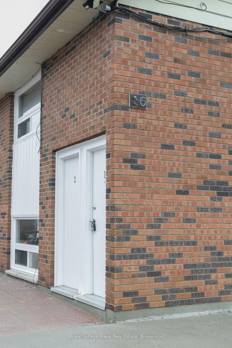 3 - 84 Mary Street W