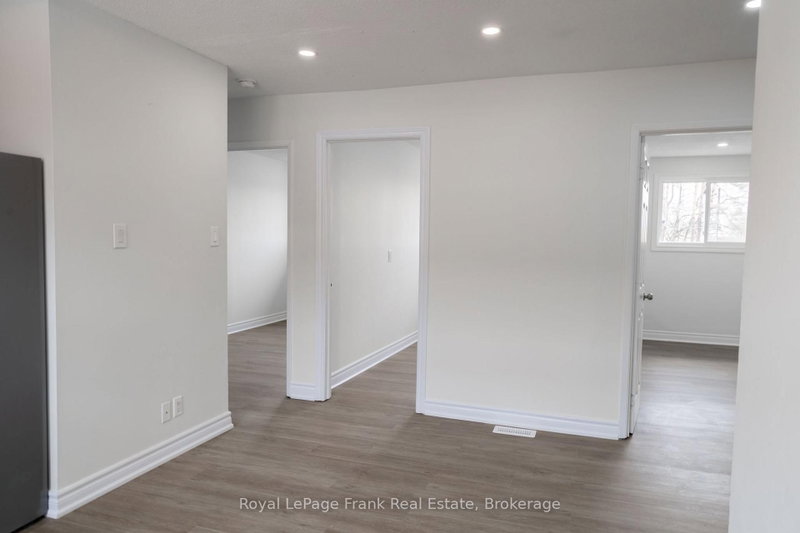 84 Mary St W photo 3