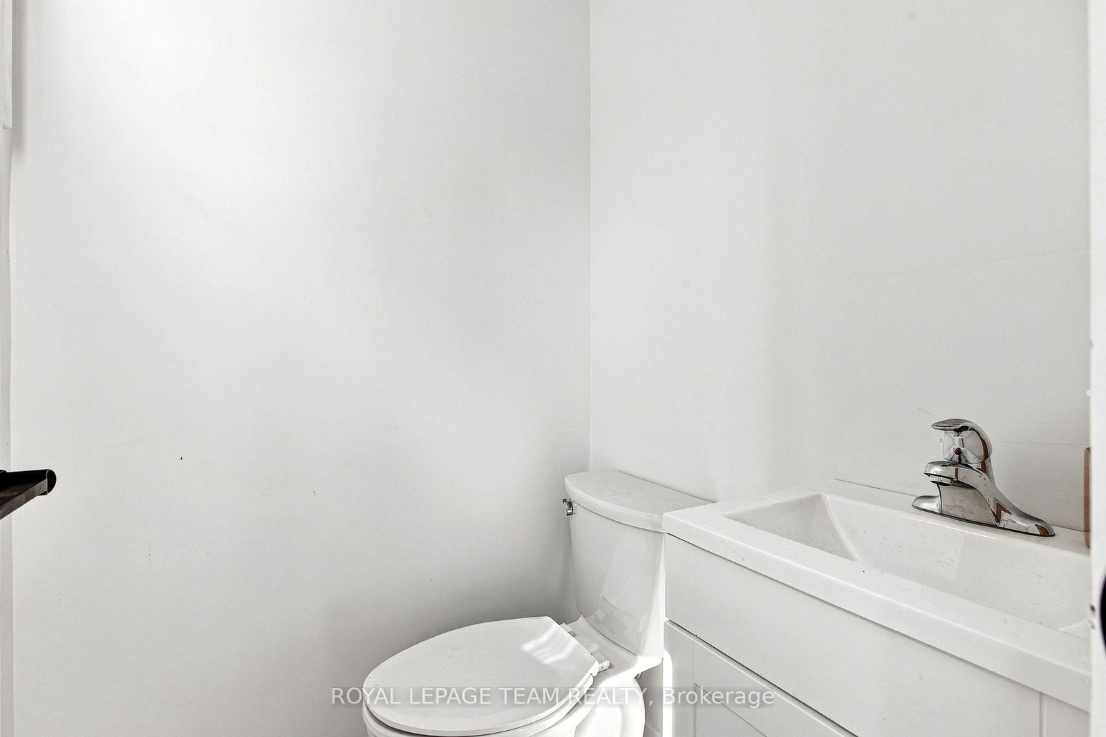 1001 Meadowlands Drive • Ottawa, ON photo 11