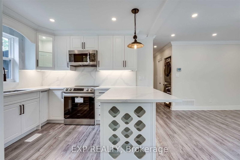 Upper - 487 Brucedale Avenue E
