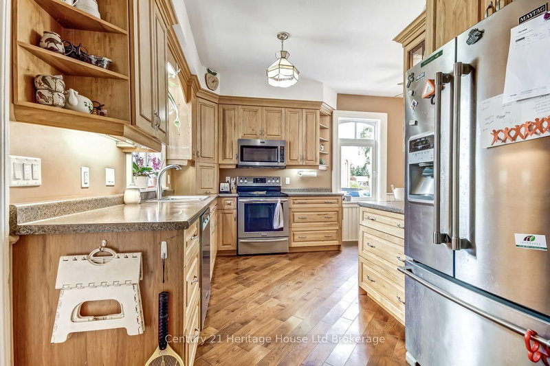 166 Dundas Street W