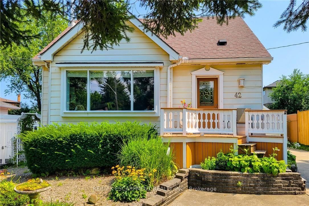 42 LAKE Avenue N • Hamilton, ON photo 1
