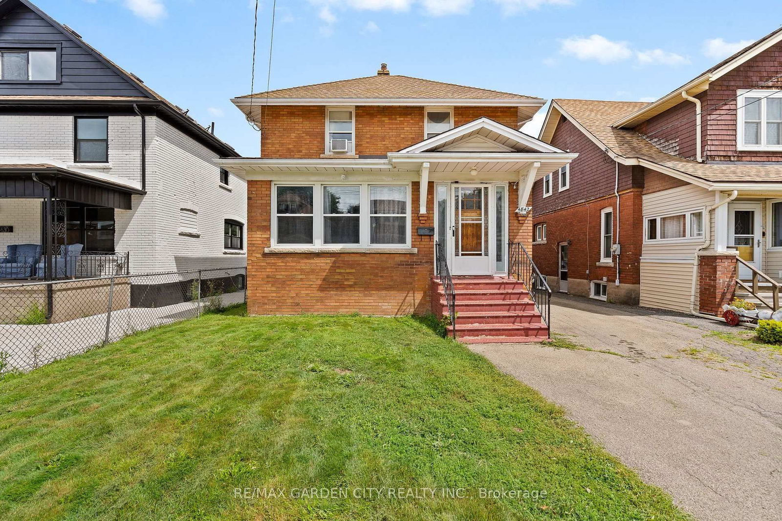 4842 Fourth Avenue • Niagara Falls, ON photo 2