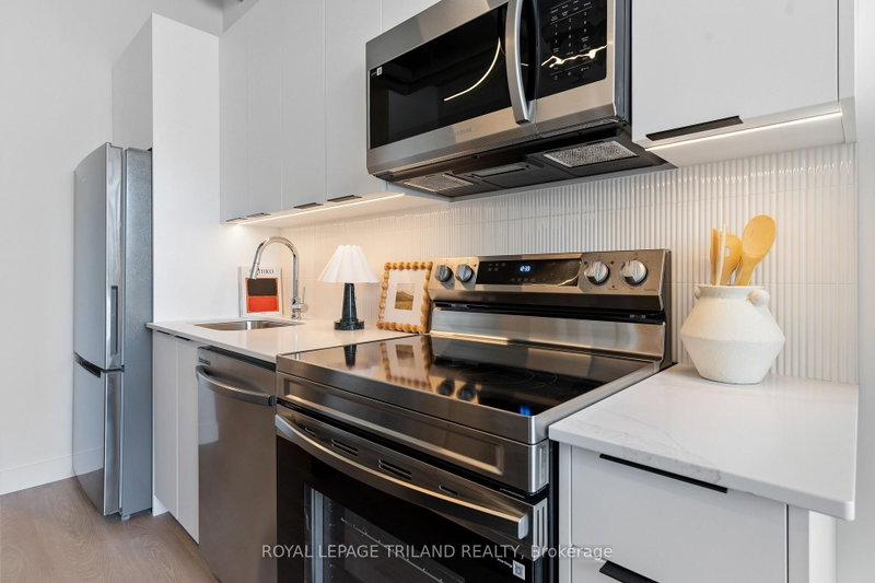 307 - 685 Richmond Street