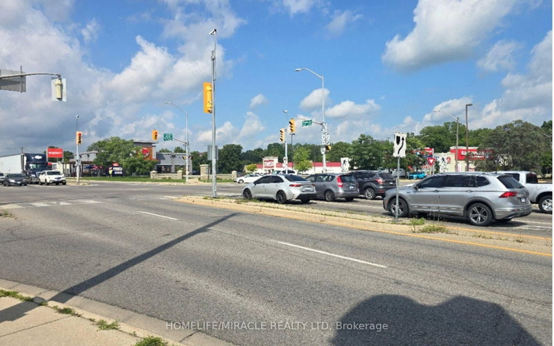 8 QUEENSWAY EAST photo 4