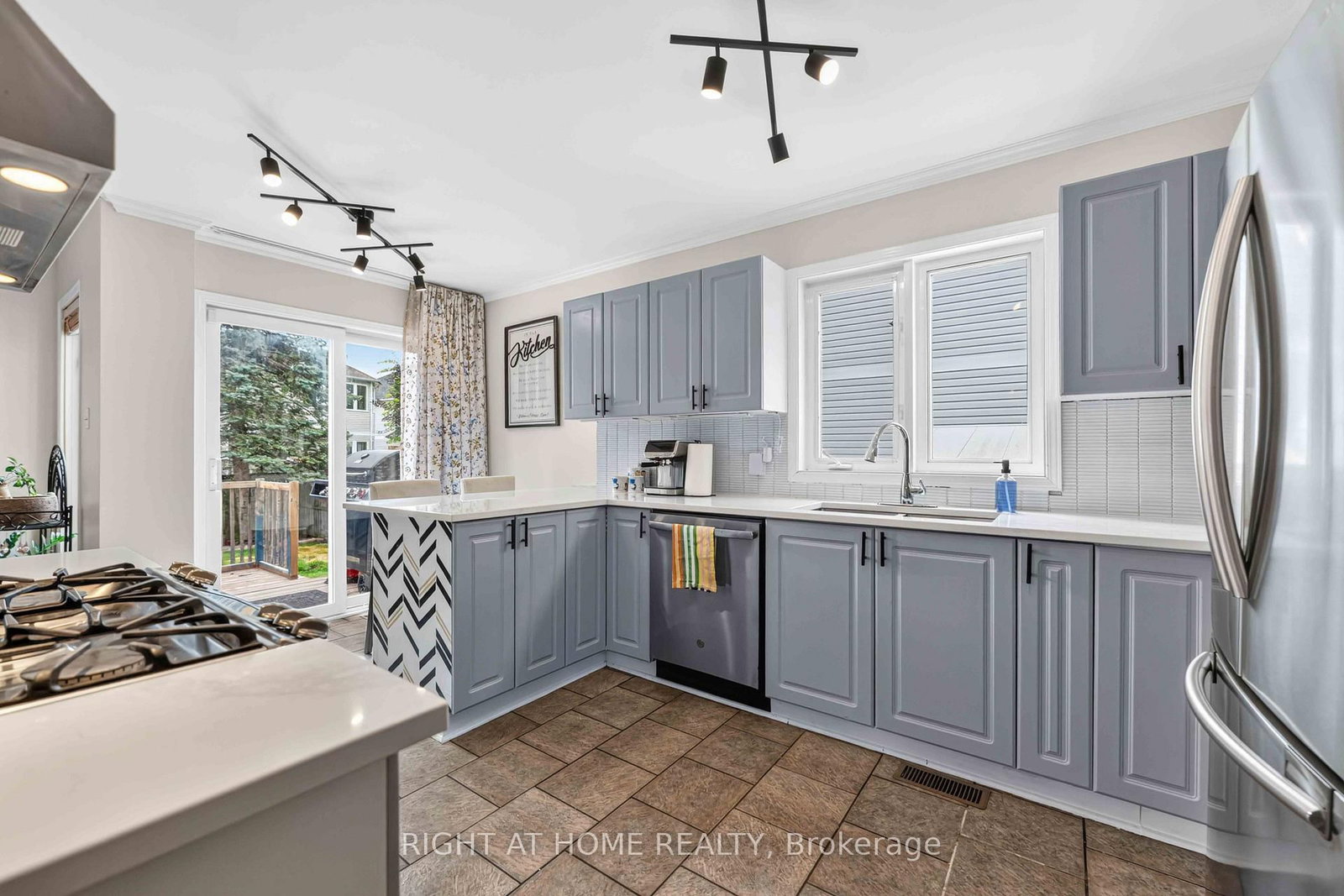 1552 STOJKO Street • Ottawa, ON photo 12