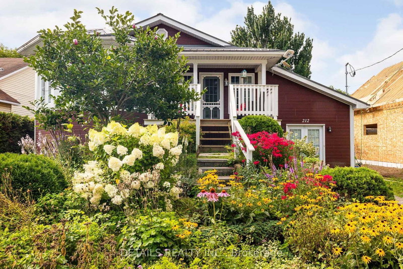 212 Wellington Street W