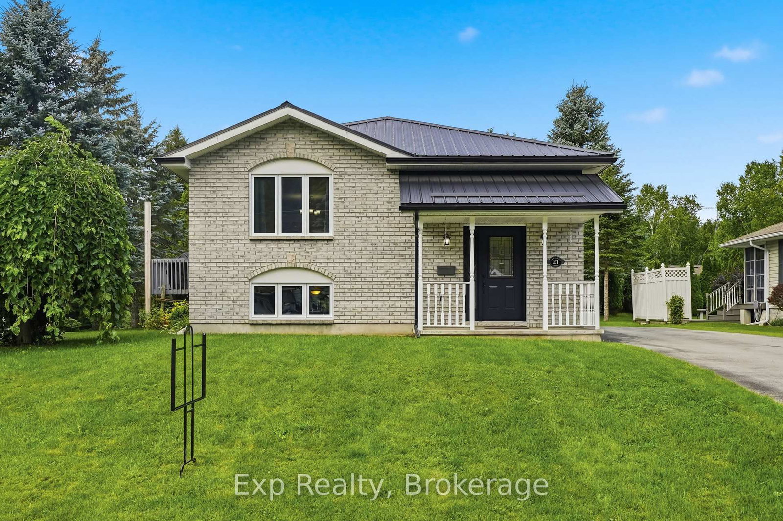 21 South Maloney Street • Limoges, ON photo 1