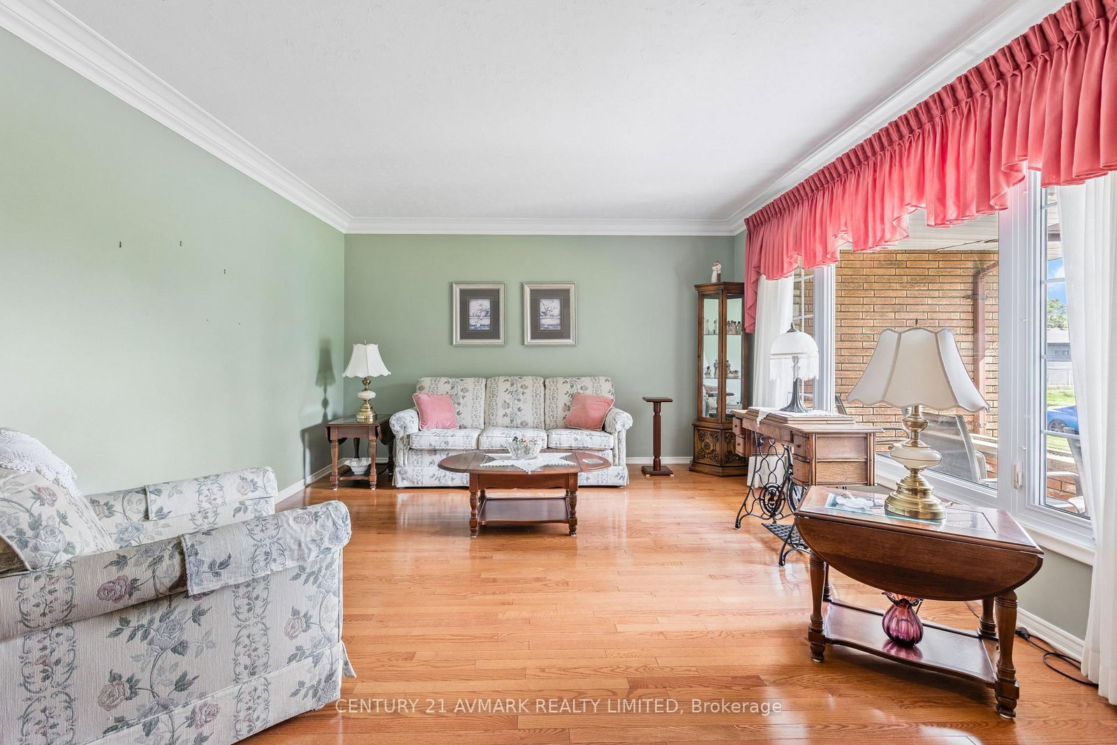 54 Classic Avenue • Welland, ON photo 11