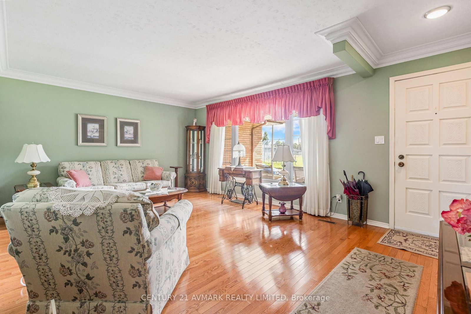54 Classic Avenue • Welland, ON photo 12